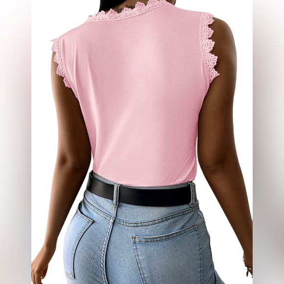 Women's Plus Size Sleeveless Floral Lace Top - Picture 4 of 8